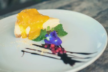 kelebek bezelye çiçek peynir kek nane yaprağı & çikolata sosu