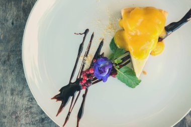 kelebek bezelye çiçek peynir kek nane yaprağı & çikolata sosu