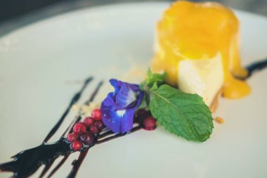 kelebek bezelye çiçek peynir kek nane yaprağı & çikolata sosu