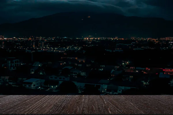 都市の夜の光ボケは、ぼやけた背景をぼかしたデフォーカス — ストック写真
