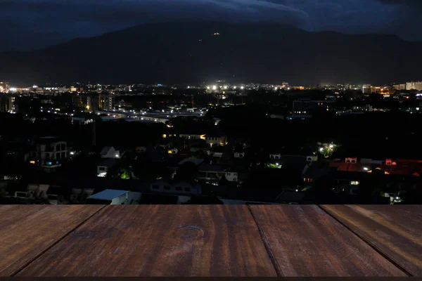 Gebäude Licht der städtischen Stadt in der Nähe von Berg in der Nacht — Stockfoto