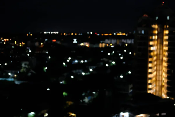Městské noční světlo bokeh zaostřené rozmazané pozadí — Stock fotografie