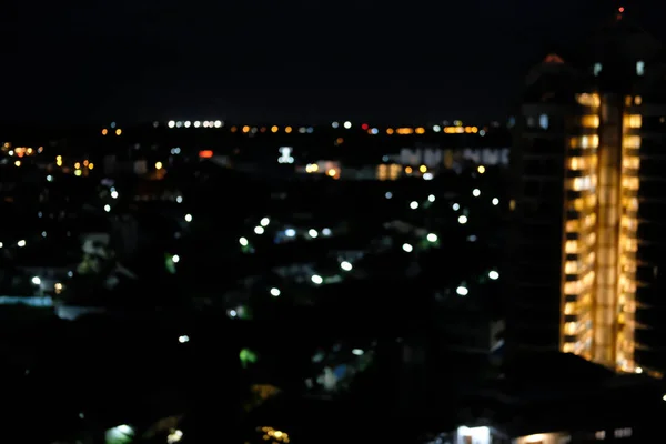 Şehir gece ışık bokeh bulanıklaştırılan arka plan — Stok fotoğraf