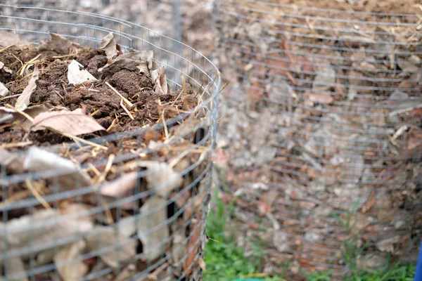 Organicznych kompostu stosu. Produkcja nawozów do uprawy gleby — Zdjęcie stockowe