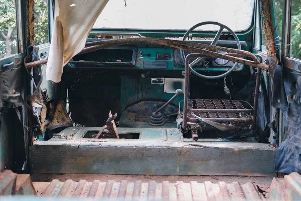 Viejo coche jeep. 4 ruedas motrices — Foto de Stock