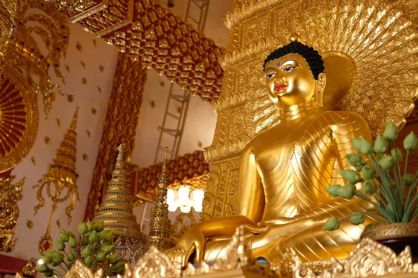 Estatua dorada de la imagen de buddha en templo — Foto de Stock