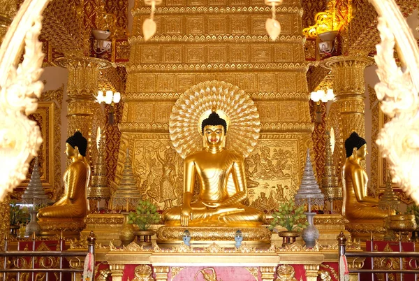 Estatua dorada de la imagen de buddha en templo —  Fotos de Stock