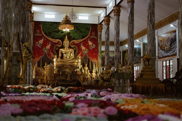 Gouden Boeddhabeeld standbeeld & kaars in de tempel — Stockfoto