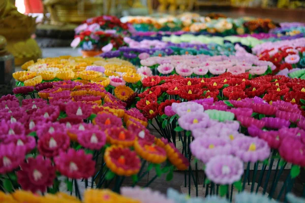 Blomma ljus för att göra dyrkan merit till Buddha — Stockfoto