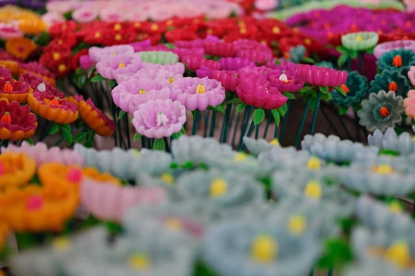 Vela de flores para hacer mérito de adoración a buddha — Foto de Stock