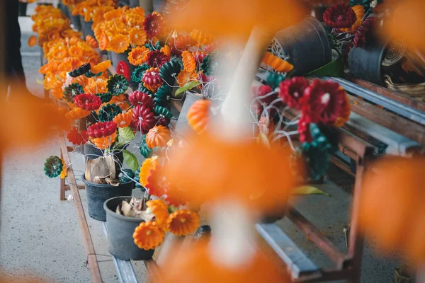 Květinová svíčka pro uctívání Buddhy — Stock fotografie