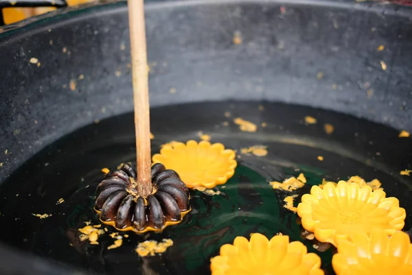 Blomma ljus för att göra dyrkan merit till Buddha — Stockfoto