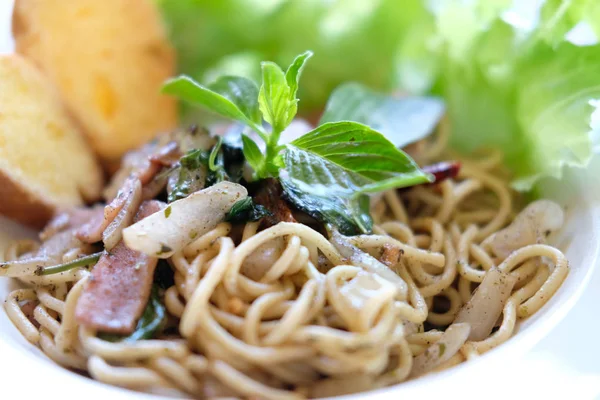 ハムのスパゲッティ、赤唐辛子と野菜の乾燥 — ストック写真