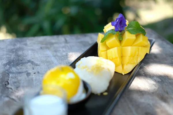 Latte di cocco di riso adesivo al mango. dessert tradizionale tailandese — Foto Stock