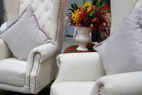 リビングルームの白い生地の肘掛け椅子の椅子 — ストック写真