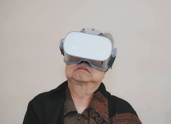 Anciana mujer mayor con gafas de realidad virtual. Auriculares VR dev — Foto de Stock