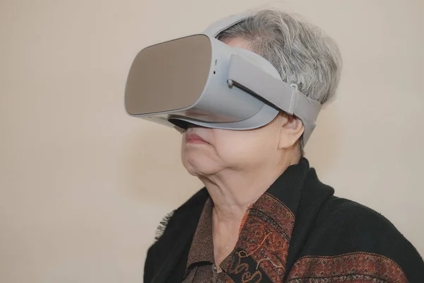 Anciana mujer mayor con gafas de realidad virtual. Auriculares VR dev — Foto de Stock