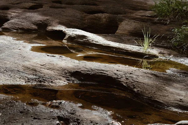 Треснувший камень в Гранд Каньоне. трещина в камне — стоковое фото