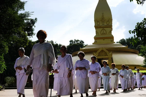 Buddhističtí lidé chodící k meditaci v chrámu — Stock fotografie