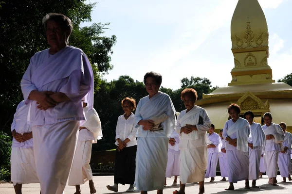 Buddhističtí lidé chodící k meditaci v chrámu — Stock fotografie