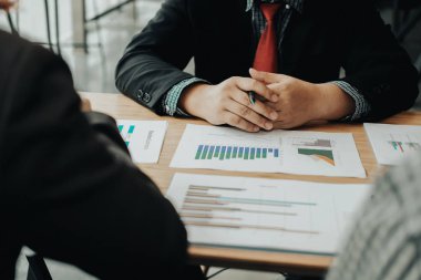 finansal danışman yatırımcı ile tartışıyor. iş adamları var