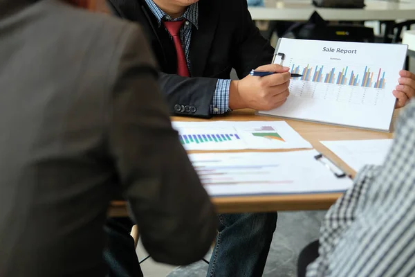 Asesor financiero discutiendo con el inversor. gente de negocios tienen — Foto de Stock