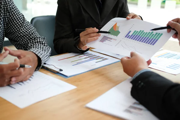 Asesor financiero discutiendo con el inversor. gente de negocios tienen — Foto de Stock