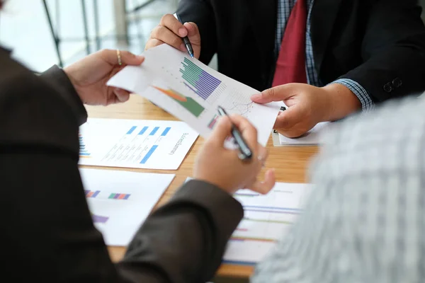 Asesor financiero discutiendo con el inversor. gente de negocios tienen — Foto de Stock