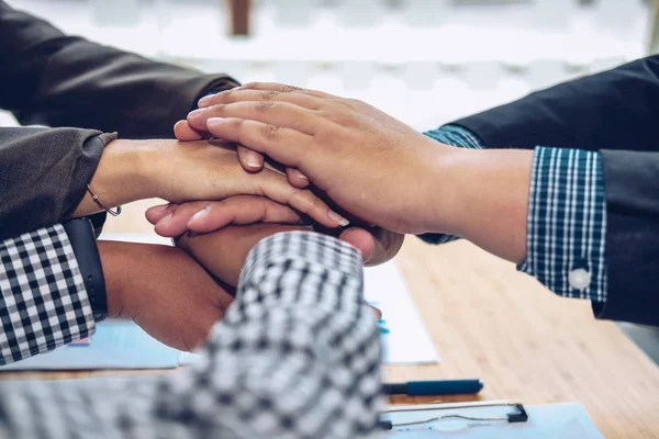 Hombre de negocios uniendo la mano unida, equipo de negocios tocando manos a — Foto de Stock