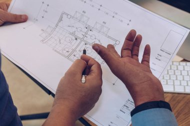 gayrimenkul yanlısı ev planı üzerinde çalışan mimar mühendis
