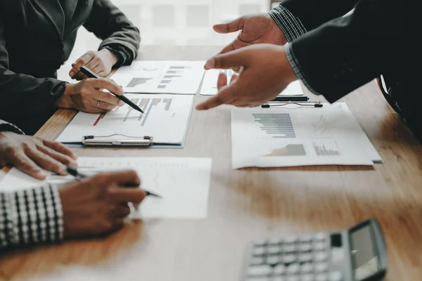 Consultor financeiro discutindo com o investidor. empresários têm — Fotografia de Stock