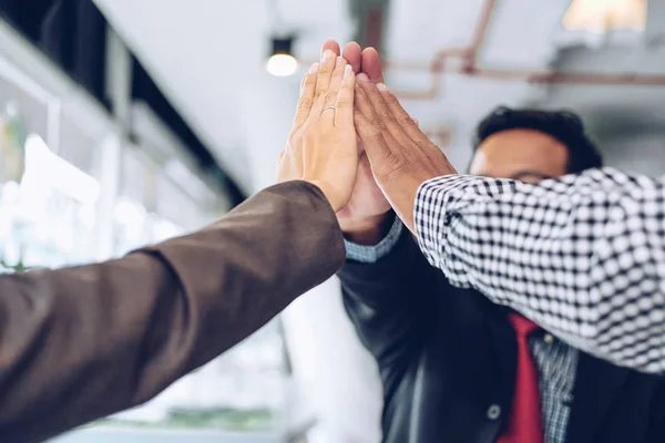 Empresário juntando mão unida, equipe de negócios tocando as mãos para — Fotografia de Stock