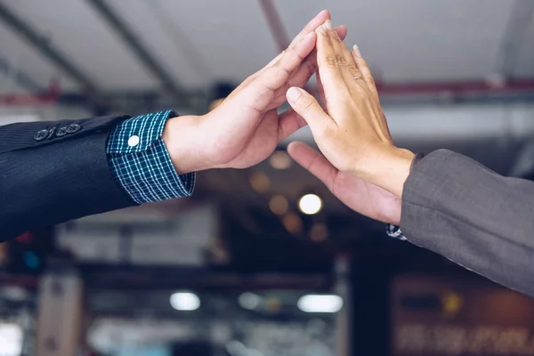 Hombre de negocios uniendo la mano unida, equipo de negocios tocando manos a —  Fotos de Stock