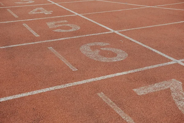 Şerit numarası ve koşu yarış pisti, açık hava sporları s backstretch — Stok fotoğraf