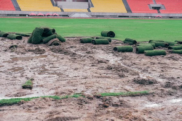 Rulo yeşil çim çim futbol sahasında döşeme için çim — Stok fotoğraf