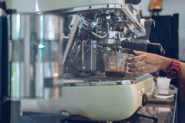เครื่องชงกาแฟเอสเพรสโซ่ในคาเฟ่ — ภาพถ่ายสต็อก
