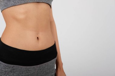 beyaz arka plan üzerinde spor giyim sportif kadın. sağlıklı spor fi