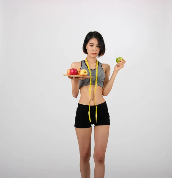 Femme de fitness sportive en vêtements de sport avec pomme. sport sain li — Photo