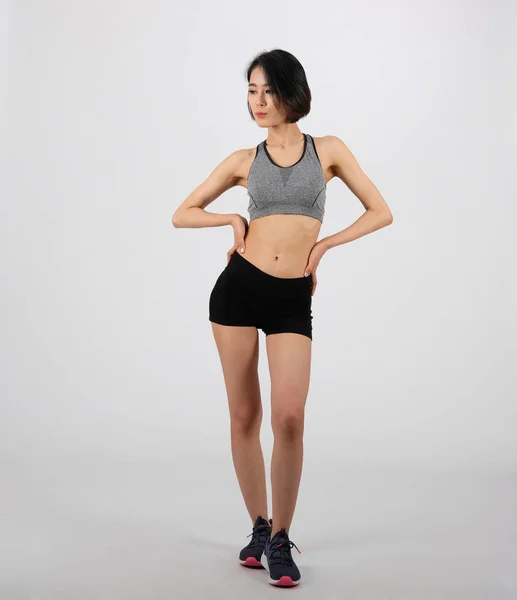 Sportieve vrouw in Sportswear op witte achtergrond. gezonde sport fi — Stockfoto