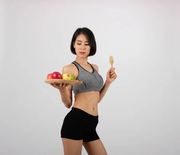Спортивная спортсменка в спортивной одежде с яблоком. здоровый спорт — стоковое фото