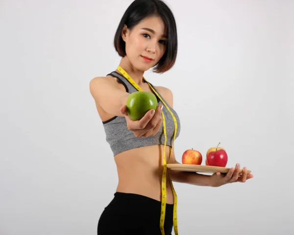 Femme de fitness sportive en vêtements de sport avec pomme. sport sain li — Photo