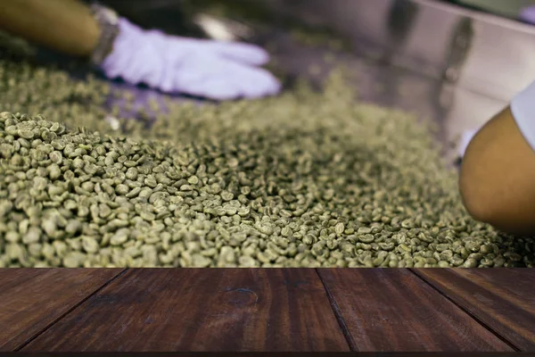 Tri des travailleurs en sélectionnant les grains de café verts non torréfiés dans les aliments fa — Photo