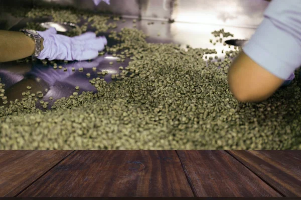 食品faで緑色の焙煎されていないコーヒー豆を選択する労働者のソート — ストック写真