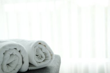 perde arka plan ile görmek ile yatakta beyaz havlu. 