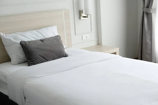 Ліжко в готельному курорті. інтер'єр спальні — стокове фото
