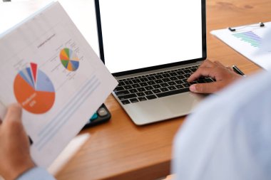 belge ile çalışan işadamı. başlangıç adam finansal analiz