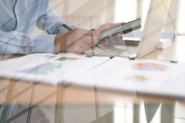 akıllı telefon kullanan işadamı. işyerinde çalışan başlangıç adam