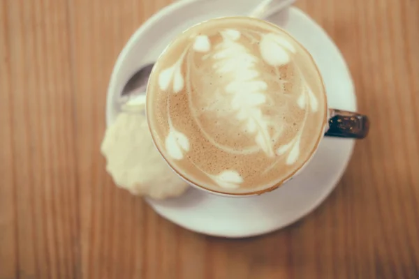 Café quente cappuccino latte na mesa de madeira . — Fotografia de Stock