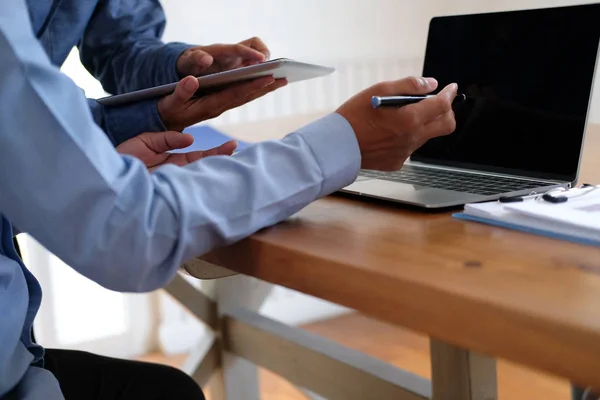 La gente de negocios tiene una reunión. hombre de negocios trabajando con nosotros en equipo — Foto de Stock