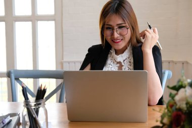 bilgisayar kullanan iş kadını. dizüstü bilgisayar ile çalışan kadın